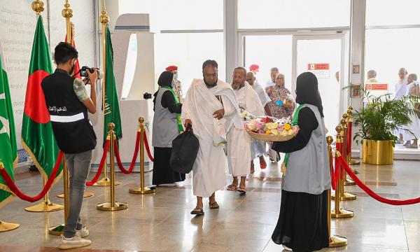 «الشؤون الإسلامية» تستقبل الحجاج بالورود ومياه زمزم