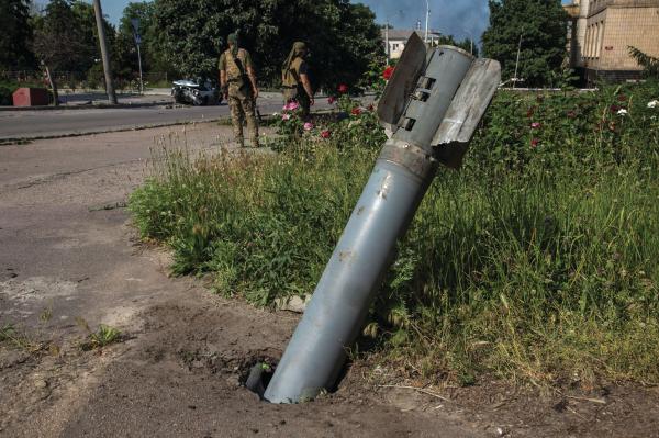 قذيفة غير منفجرة عالقة في الأرض مع استمرار هجوم روسيا على لوجانسك (رويترز)