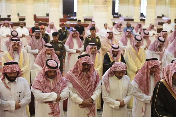 أمير الرياض يؤدي صلاة الميت على الأمير تركي بن سعود