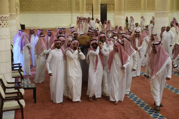 أمير الرياض يؤدي صلاة الميت على الأمير تركي بن سعود
