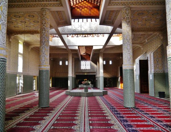 مسجد إفري في فرنسا من الداخل