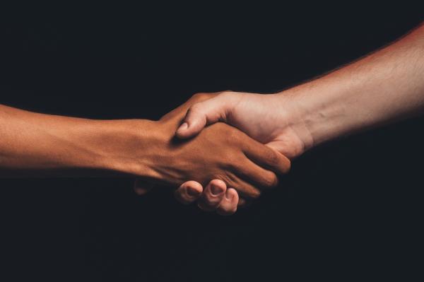 التميز والإيثار أبرز صفات الشخص الملهم للآخرين