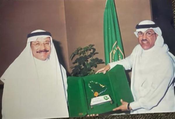 في الصورة.. يقدم وكيل الجامعة د. الخضير 'يرحمه الله' درعًا تذكارية للكاتب وكيل محافظ الهيئة العامة للاستثمار آنذاك