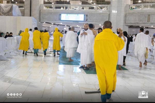 بالصور.. «شؤون الحرمين» ترفع جاهزيتها للحالة المطرية بالمسجد الحرام / عاجل