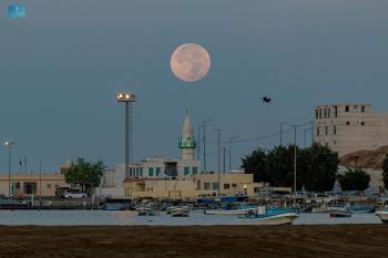 شاهد.. سماء «الوجه» تتلألأ بإطلالة القمر العملاق