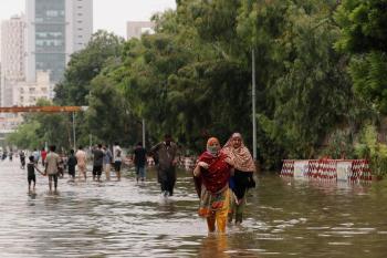 لهذا السبب.. انقطاع الإنترنت عن الملايين في باكستان