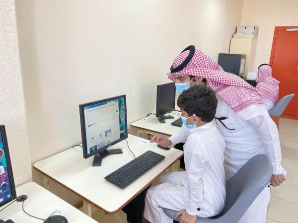 من مهام المعلم الحضور للدوام المباشر في المدرسة أو عن بعد من خلال منصة مدرستي