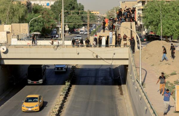 أنصار مقتدى الصدر يتظاهرون في المنطقة الخضراء - رويترز 