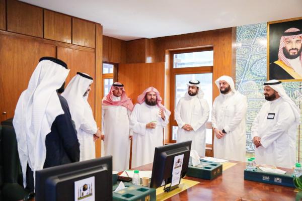 «السديس» يطلع على «منظومة نسك» الرقمية بالمسجد الحرام