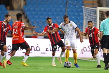 المحترف المغربي بصفوف الاتحاد عبدالرزاق حمدالله خلال مباراة الرائد