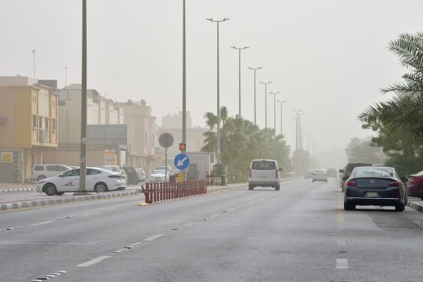 الطقس اليوم في المملكة.. رياح سطحية نشطة