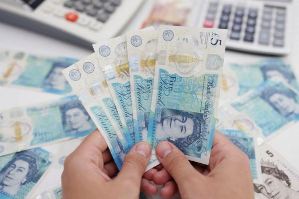 أوراق نقدية من الجنيه الإسترليني يحمل صورة الملكة إليزابيث- رويترز
