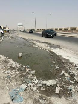 بالصور.. «اليوم» ترصد تهالك الإسفلت وانتشار الحفر بحي «العارض» في الرياض