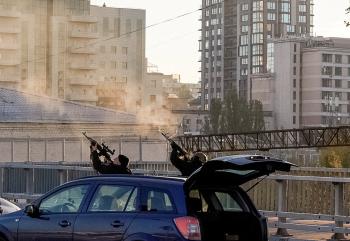 
عناصر من المقاومة الأوكرانية تصوب باتجاه مسيرات إيرانية في سماء كييف (رويترز)