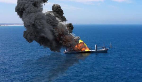 وفاة 14 شخص في حريق على سفينة إندونيسية