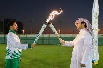 خالد البلطان يتسلم شعلة دورة الألعاب السعودية من أحمد عطيف