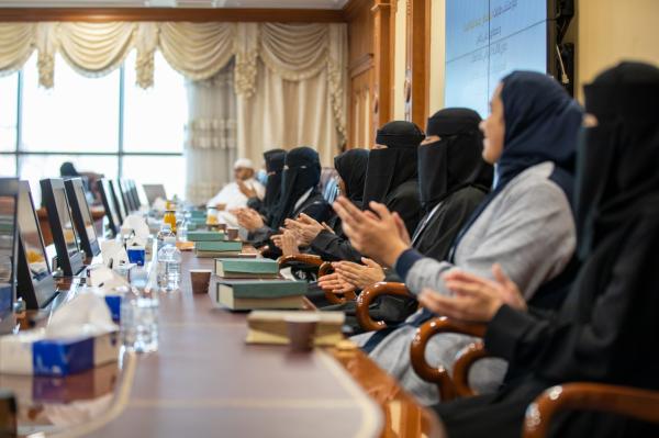 رئيس جامعة طيبة يحتفي بلاعبات السلة  ( فيديو)