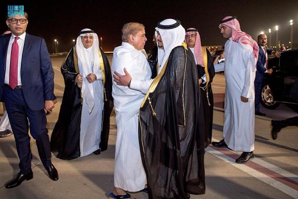 رئيس وزراء باكستان الإسلامية يغادر الرياض