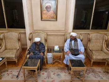 لقاء سابق جمع المهدي والميرغني زعيم حزب الاتحادي الديموقراطي بقصره في القاهرة - اليوم