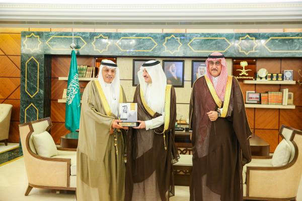 أمير الشرقية يكرم الجهات الداعمة لكتاب 
