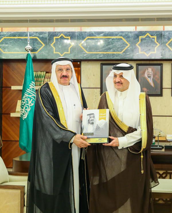 صاحب السمو الملكي الأمير سعود بن نايف بن عبد العزيز أمير المنطقة الشرقية يكرم الراعي الماسي محمد بن سعد المعجل - اليوم