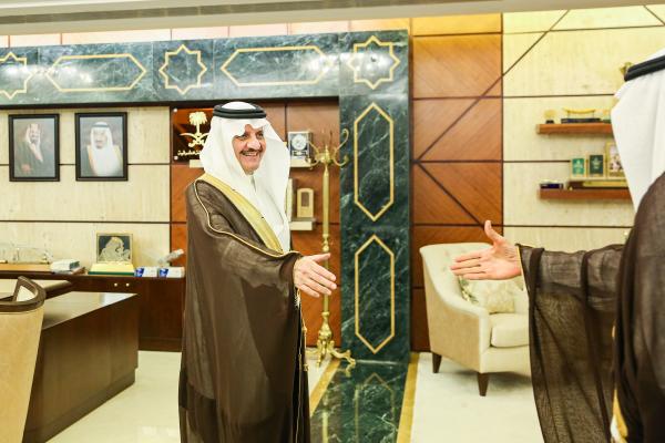 أمير الشرقية يكرم الجهات الداعمة لكتاب 