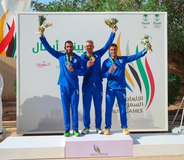الأم والأبن .. يتوجان بميداليتين