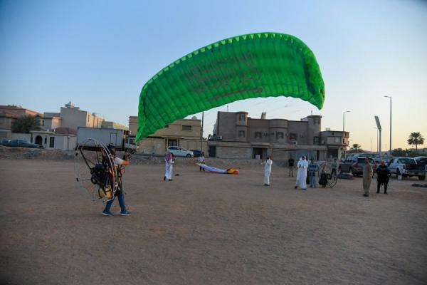 عروض الطيران الشراعي بمناسبة مهرجان واحة الأحساء - تويتر