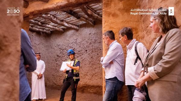 زيارة وفد آثار فرنسي لموقع أثري بالعلا- حساب الهيئة الملكية لمحافظة العلا على تويتر 