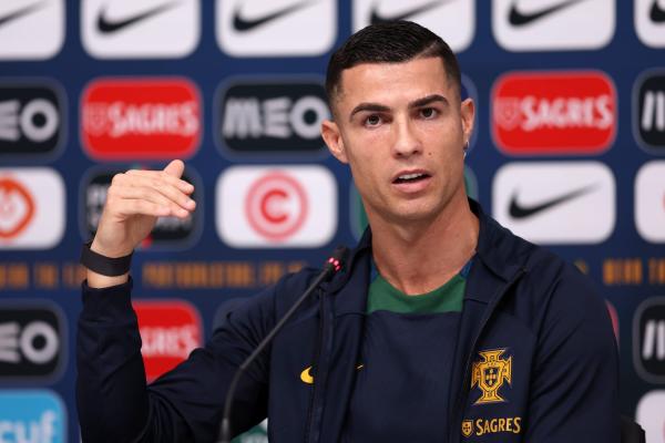 مدرب البرتغال يعلق على أنباء اقتراب كريستيانو رونالدو من النصر