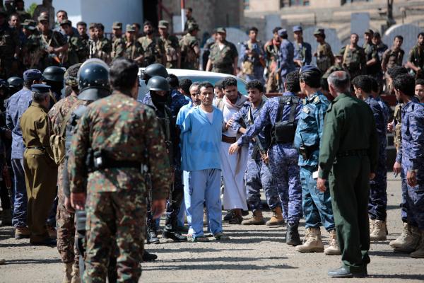 عام على إعدام موالين للشرعية زعم الحوثي ضلوعهم بمقتل أحد قادة ميليشيا الإرهاب - د ب أ