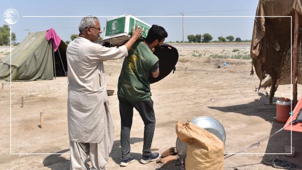 مركز الملك سلمان يواصل توزيع المساعدات للمتضررين من الفيضانات في باكستان - الحساب الرسمي للمركز بتويتر