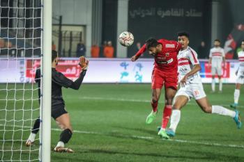 محمود عبدالمنعم كهربا يُسجل هدف التقدم للأهلي المصري في مرمى الزمالك