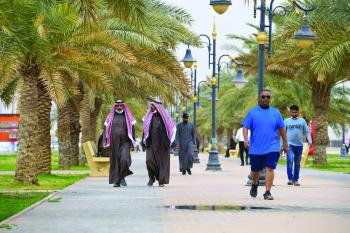 يحسن المزاج ويقي من الأمراض.. المشي 30 دقيقة يوميا