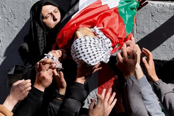 مشيعون يحملون جثمان فتى فلسطيني قُتل في اشتباكات خلال غارة عسكرية إسرائيلية - رويترز