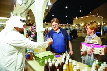 «مهرجان التمور».. تفاعل مع «ساهم» وإعجاب بـ «القفاصة» وركن النحت