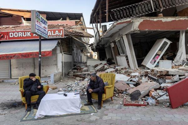 جدران المباني المهدمة أصبحت مكشوفة تمامًا - رويترز