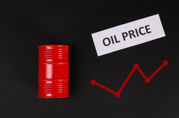 النفط يتحول إلى الانخفاض متأثرًا باضطرابات القطاع المصرفي