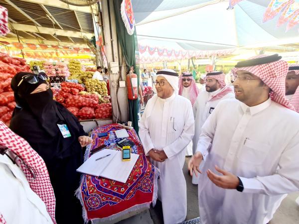 من الجولة التفقدية في سوق الخضار والفاكهة المركزي في محافظة جدة