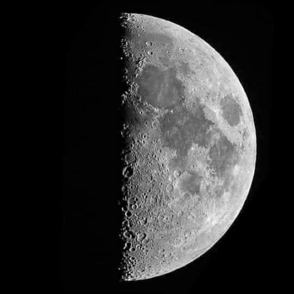 فرصة للمشاهدة والتصوير.. القمر يقترن بالمريخ الليلة