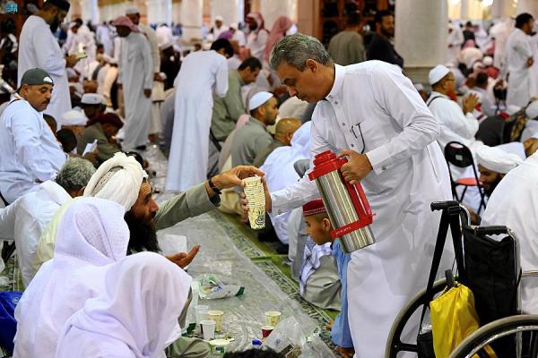 موائد الإفطار في المسجد النبوي عادة أصيلة تتوارثها الأجيال