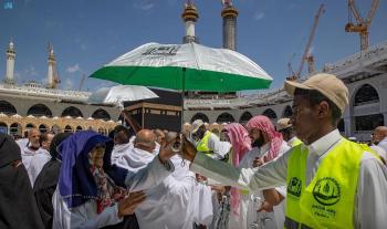 لوقاية القاصدين من أشعة الشمس.. "شؤون الحرمين" تطلق مبادرة "مظلة معتمر"