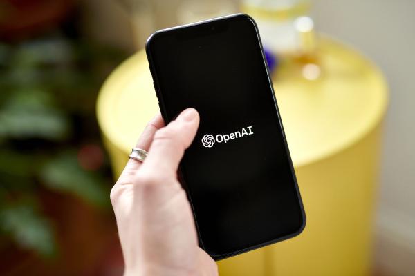 الخبراء يحذرون الموظفين من التفريط في بيانات شركاتهم في أثناء حديثهم لمنصات الذكاء الاصطناعي أملا في الحصول على نتائج أكثر دقة - مشاع إبداعي