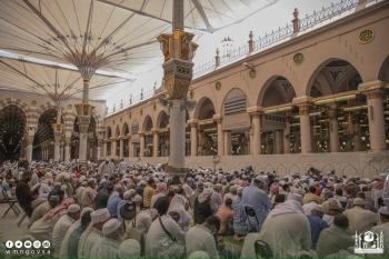 انسيابية وأمان.. جموع المصلين يؤدون صلاة الجمعة في المسجد النبوي