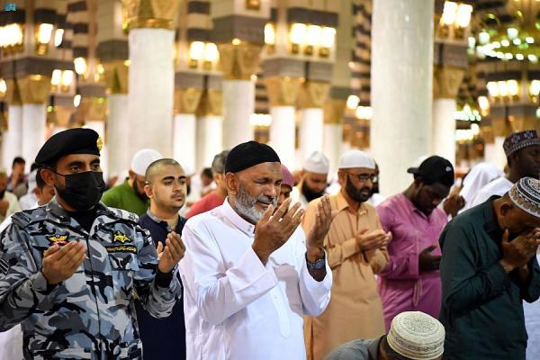 بالصلاة والدعاء.. زوار المسجد النبوي يحيون ليلة 28 رمضان