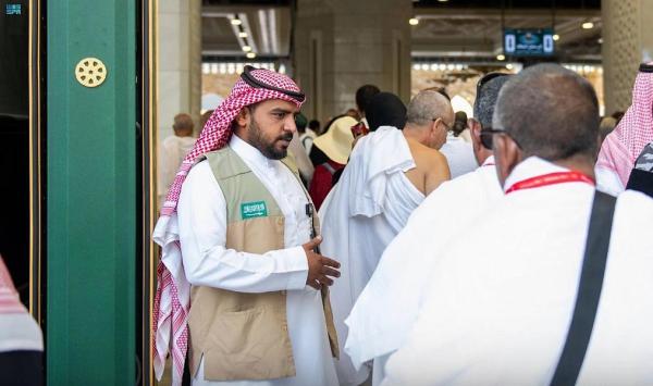 لخدمة المصلين وضمان سلامتهم.. 1028 موظفًا على أبواب المسجد الحرام