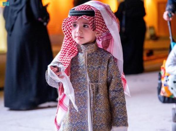 حضور كثيف من مختلف الأعمار ارتسمت على محياهم مظاهر السعادة والفرح خلال أول أيام العيد - واس