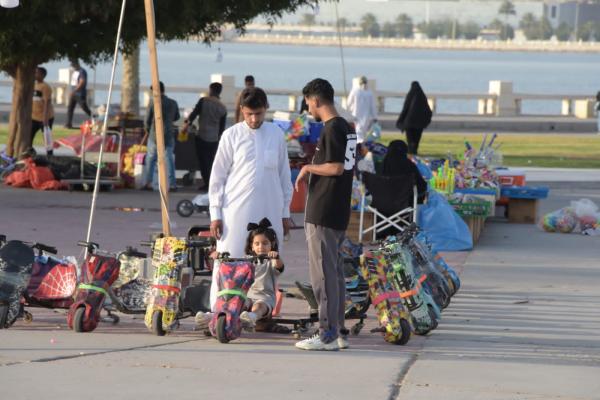 تزاحم الزوار على الواجهات البحرية بالشرقية للاستمتاع بعيد الفطر