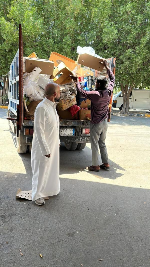 بالصور.. مصادرة 300 كلجم خضروات وفواكه من الباعة الجائلين في القطيف