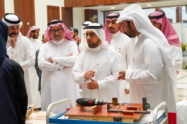 رئيس جامعة الملك فيصل يفتتح معرض اليوم الهندسي الطبي بكلية الهندسة - اليوم